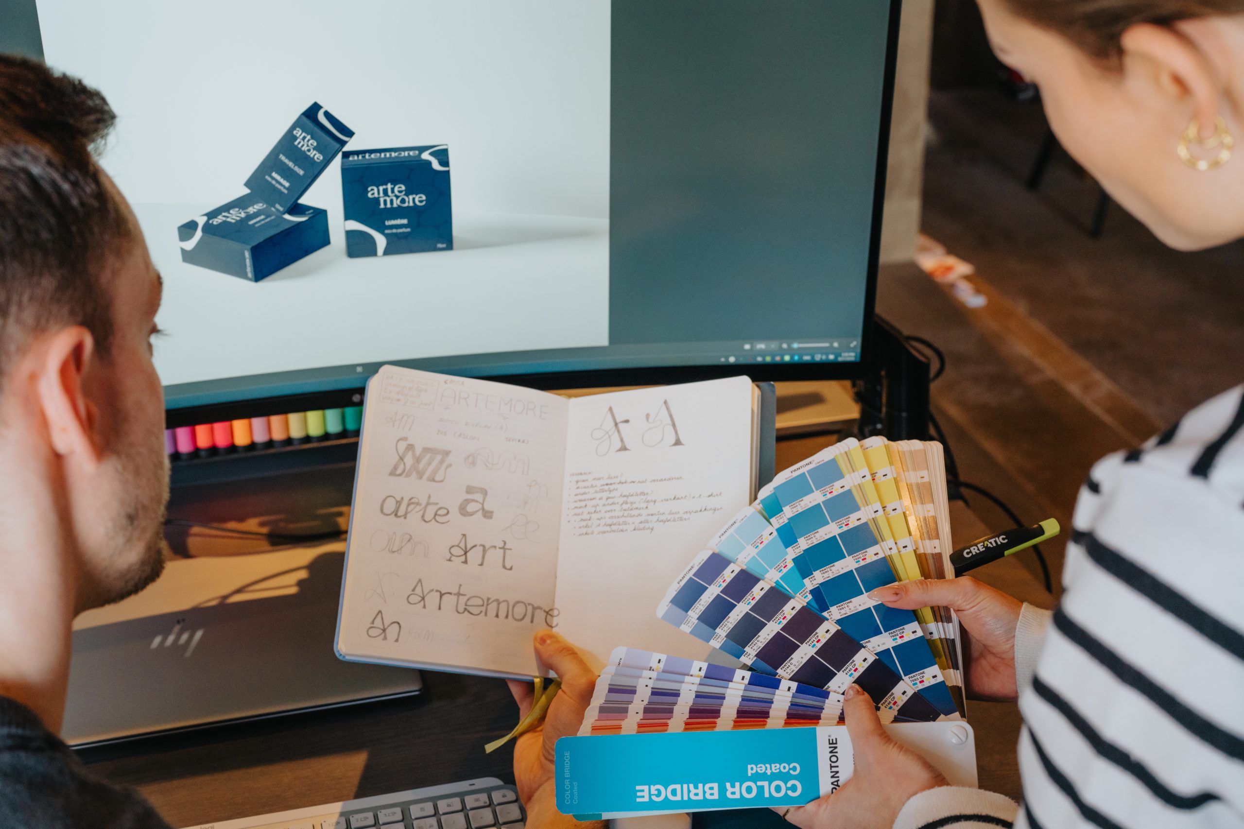 Branding en logo ontwerp met kleurstalen voor kmo