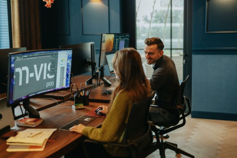 Branding design team bespreekt visuele identiteit op computer