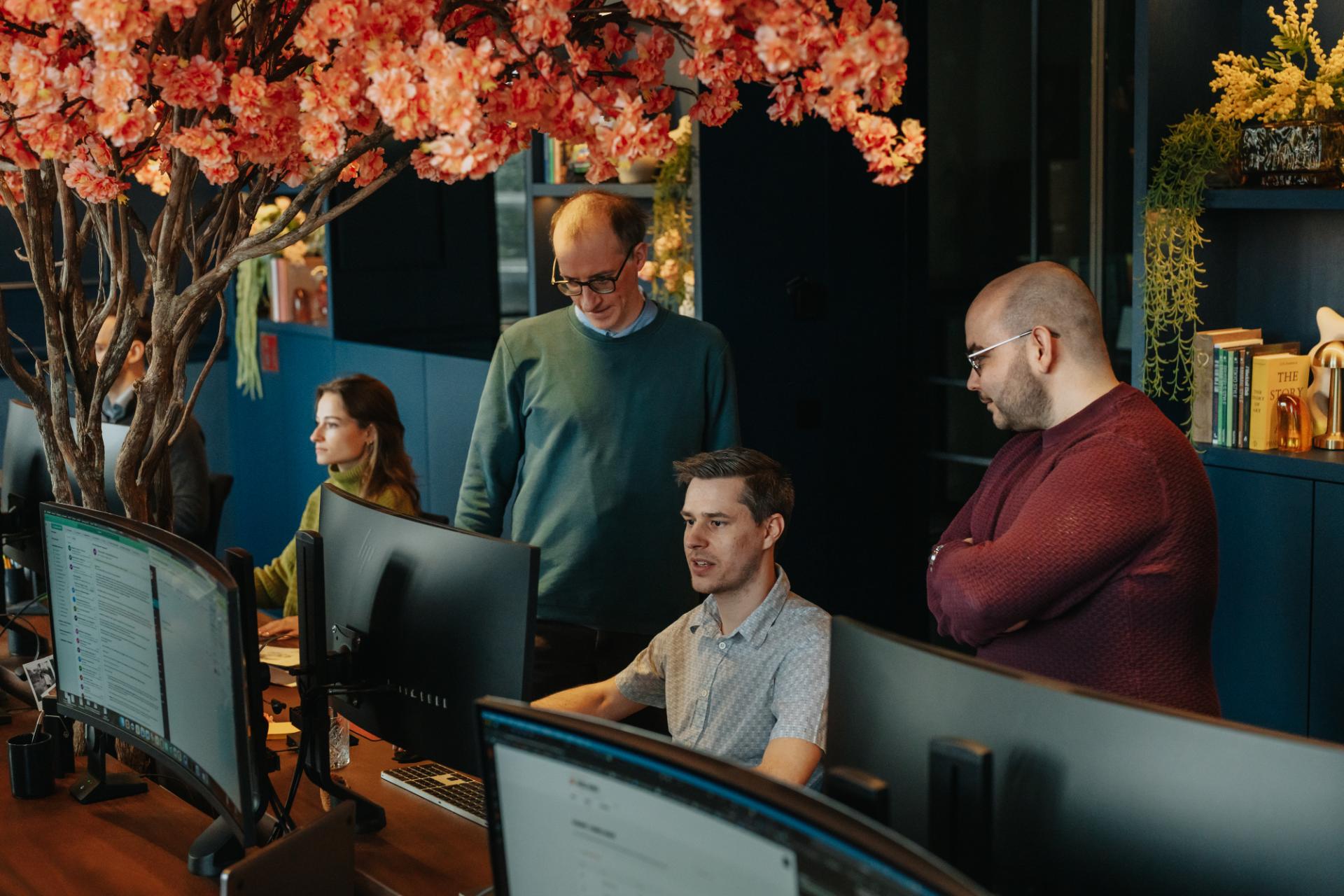 Team analyseert data en werkt aan digitale marketing strategie