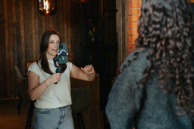 Isabelle maakt social media video content voor online marketing strategie