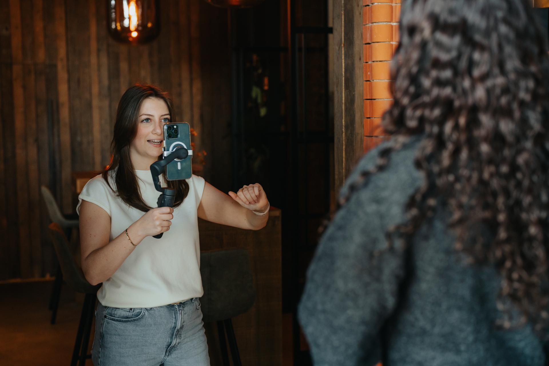 Isabelle maakt social media video content voor online marketing strategie