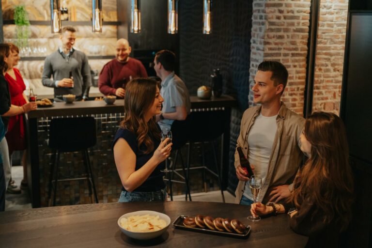 Team van Creatic in informele sfeer tijdens een gezellige borrel op kantoor