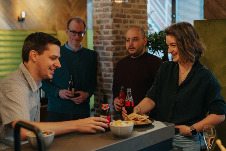 Team van Creatic samen aan het genieten van een borrel op kantoor