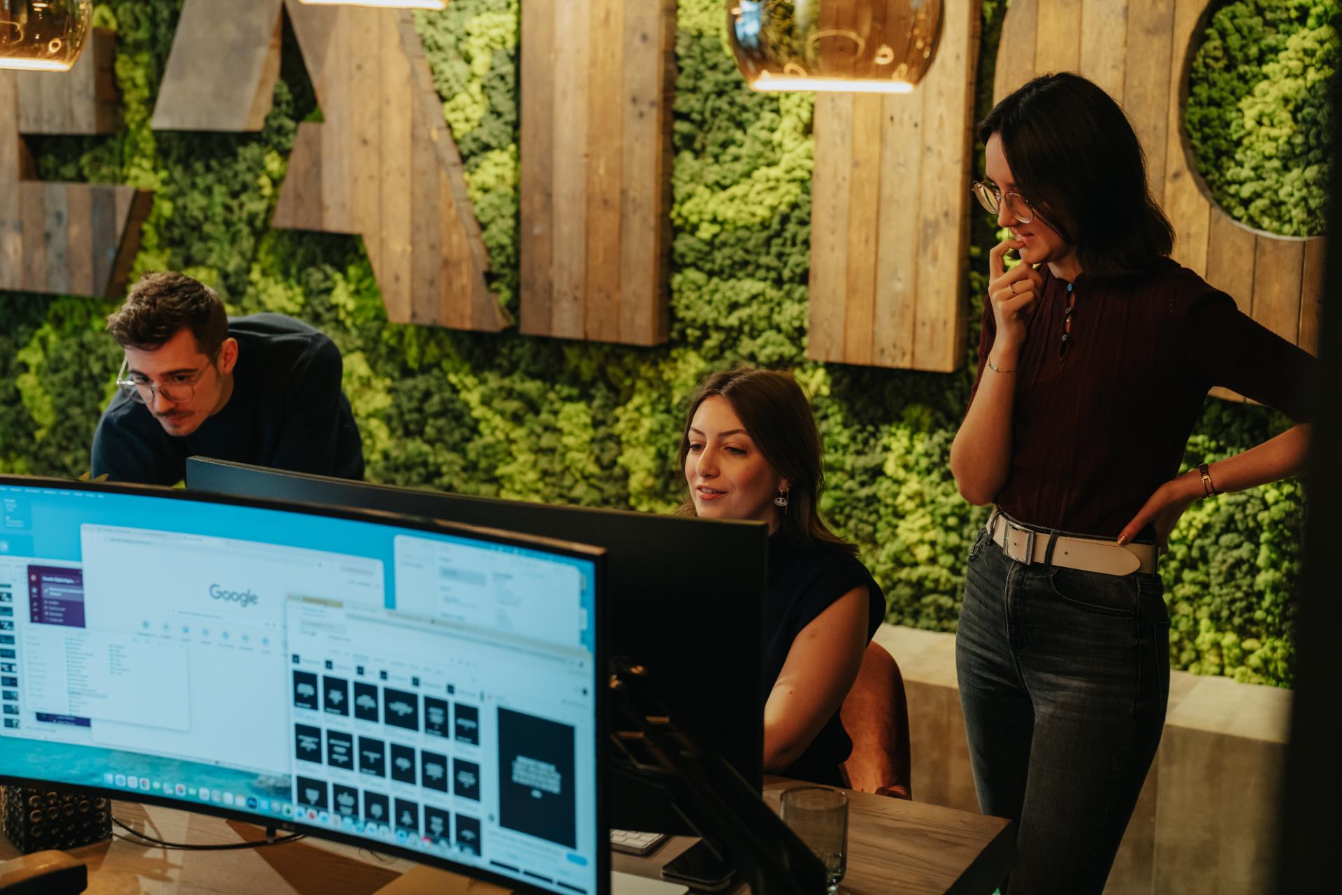 Team van Creatic bespreekt strategie en werkt samen aan projecten