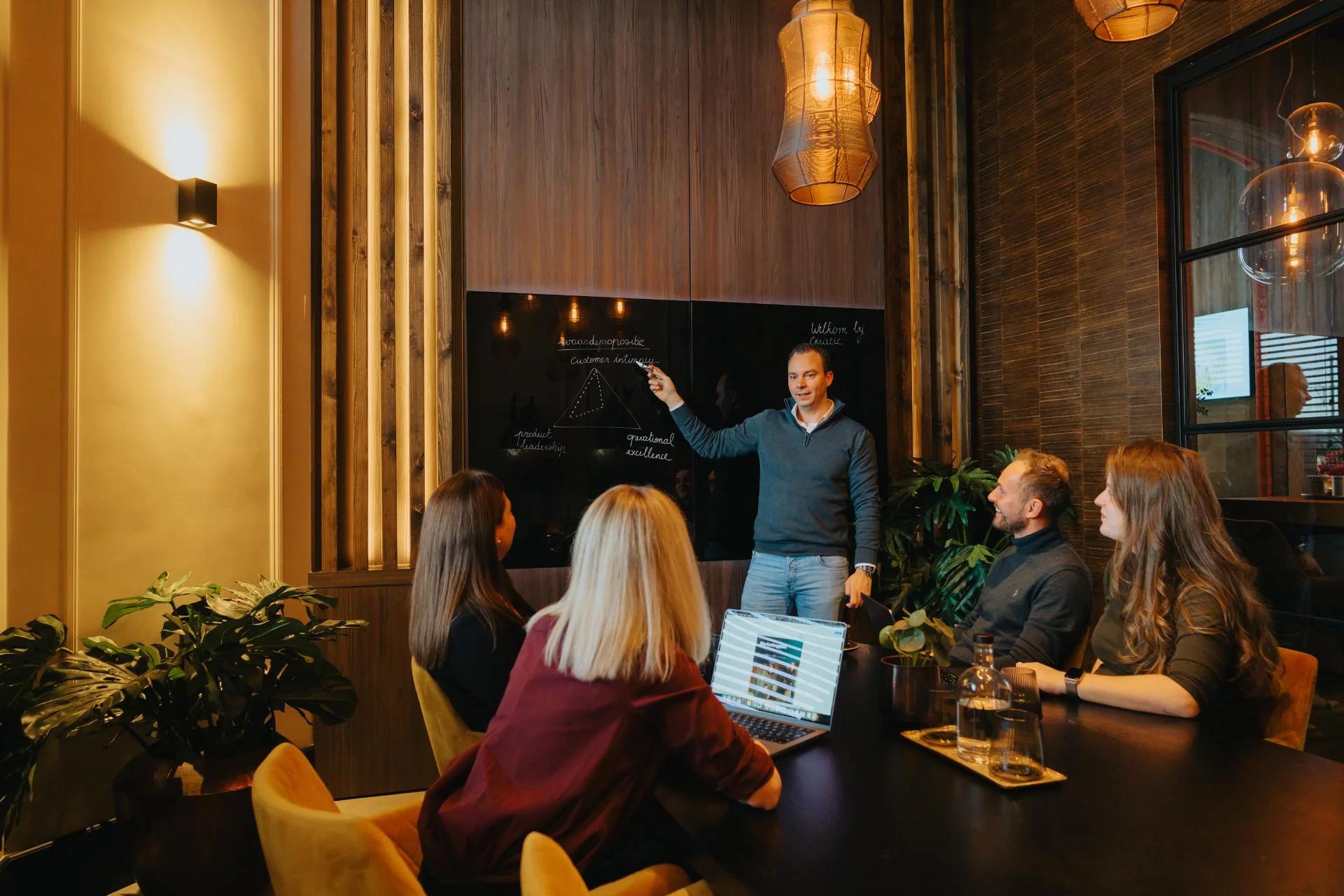 Team bespreekt webdesign en website strategie in meeting