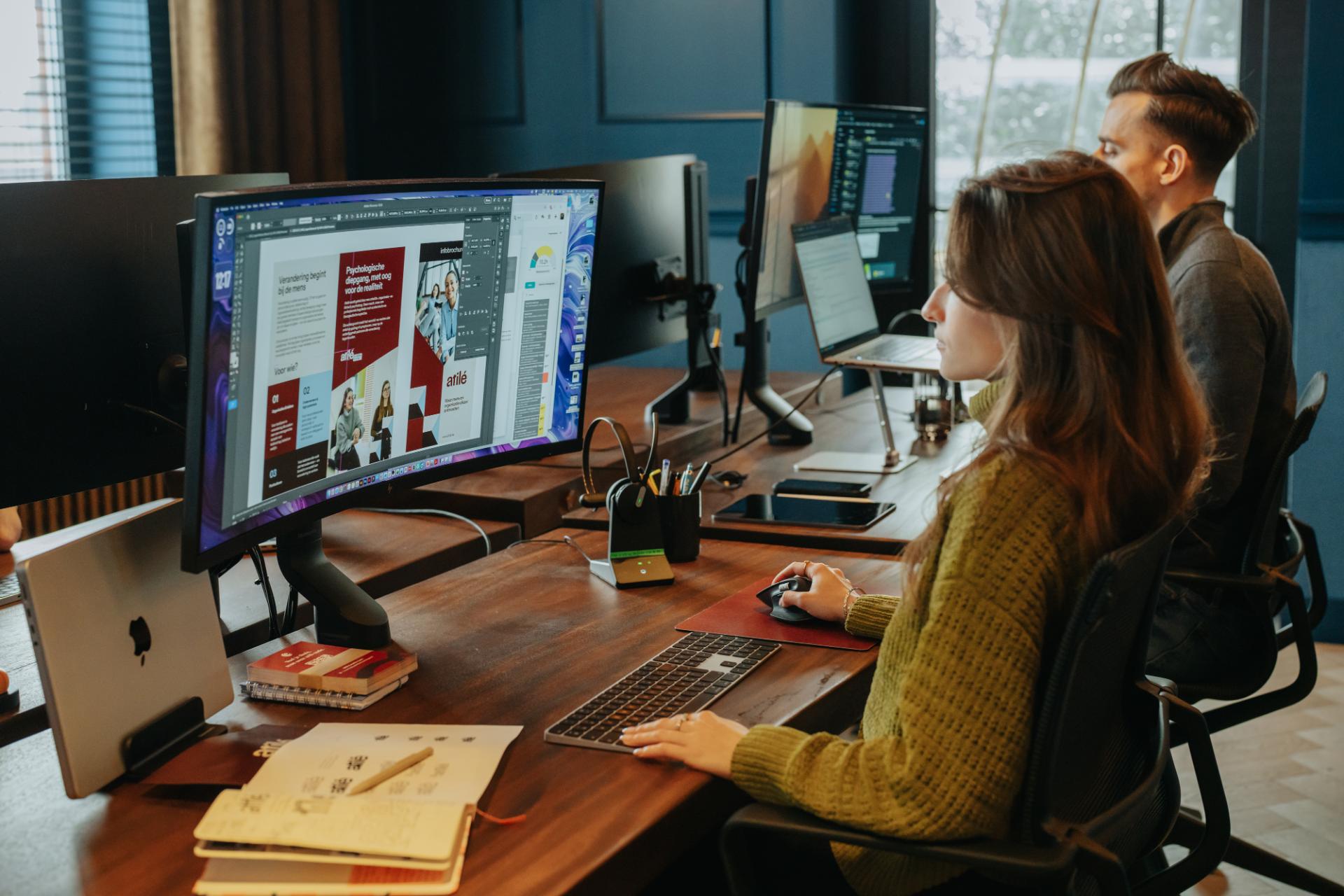 Uitwerking van visuele identiteit en branding design op scherm