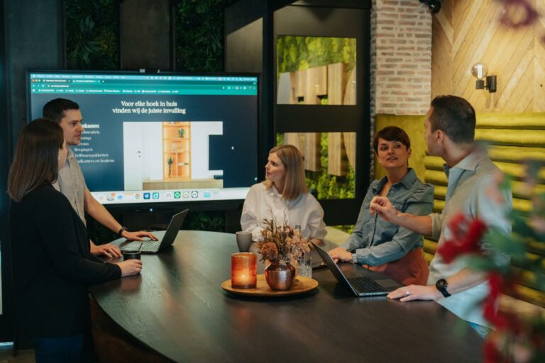 Team van Creatic bespreekt een webshopontwerp met een klant