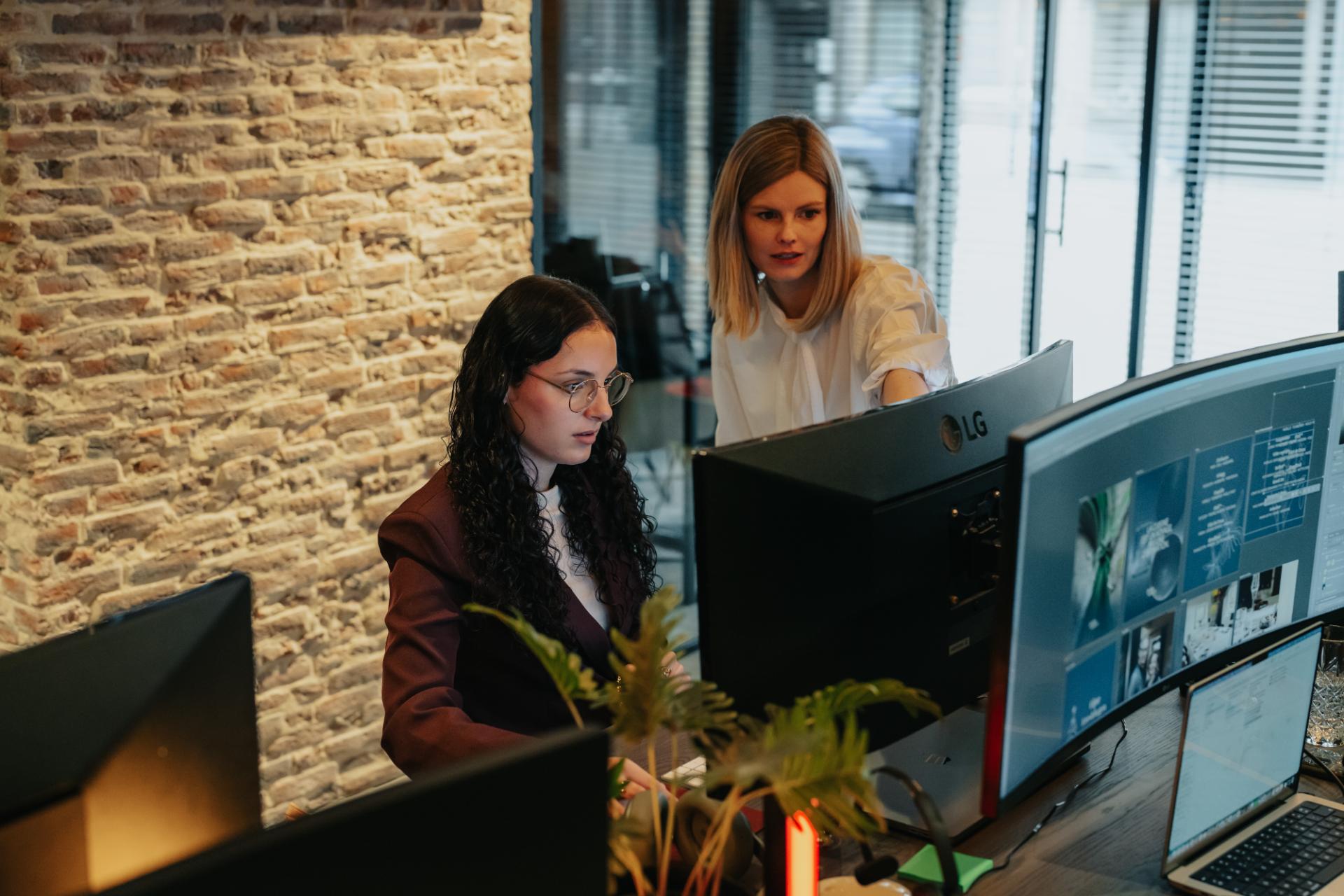 Designers werken samen aan website design en user interface