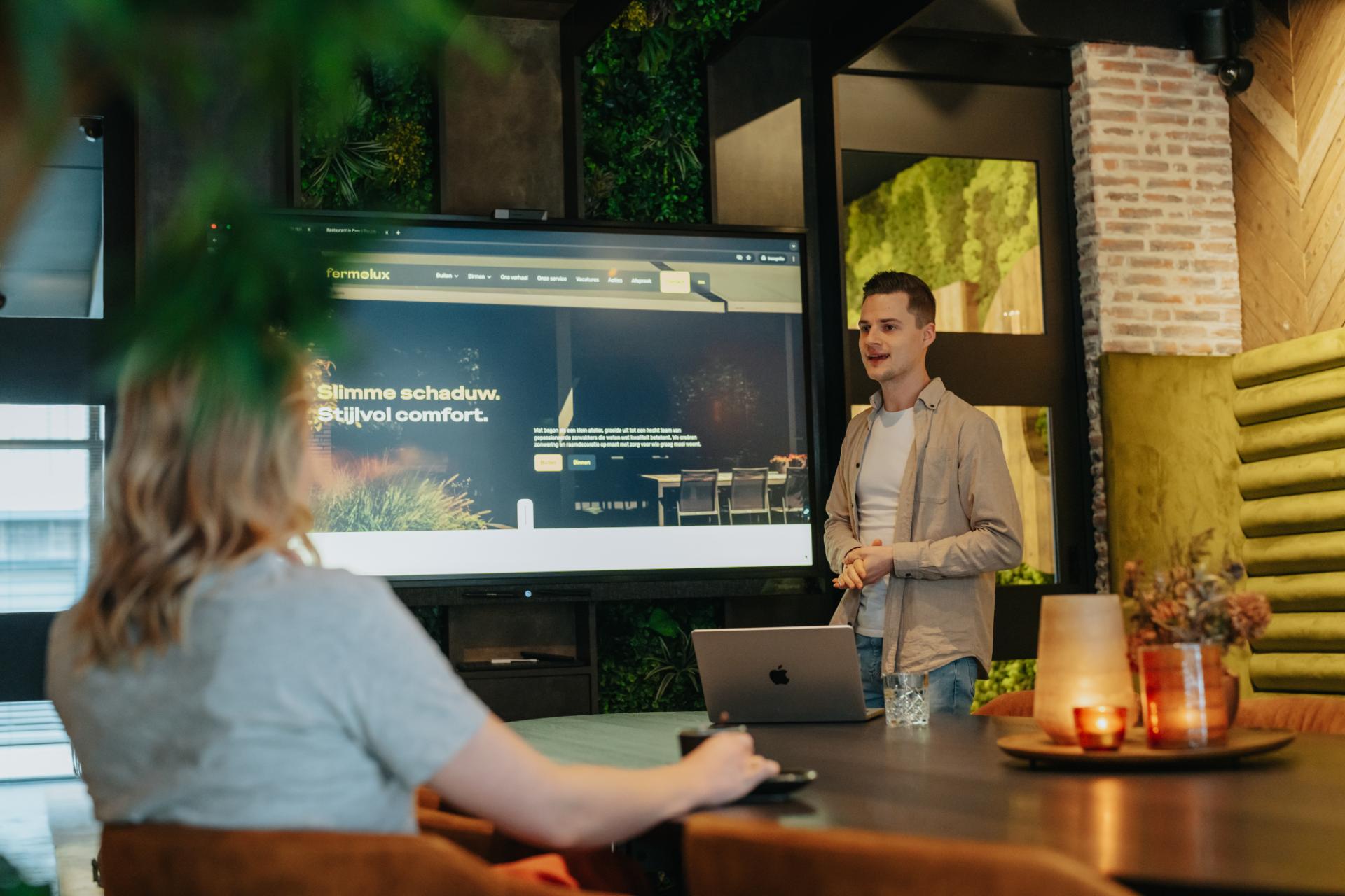 Presentatie van website aan klant tijdens strategisch overleg