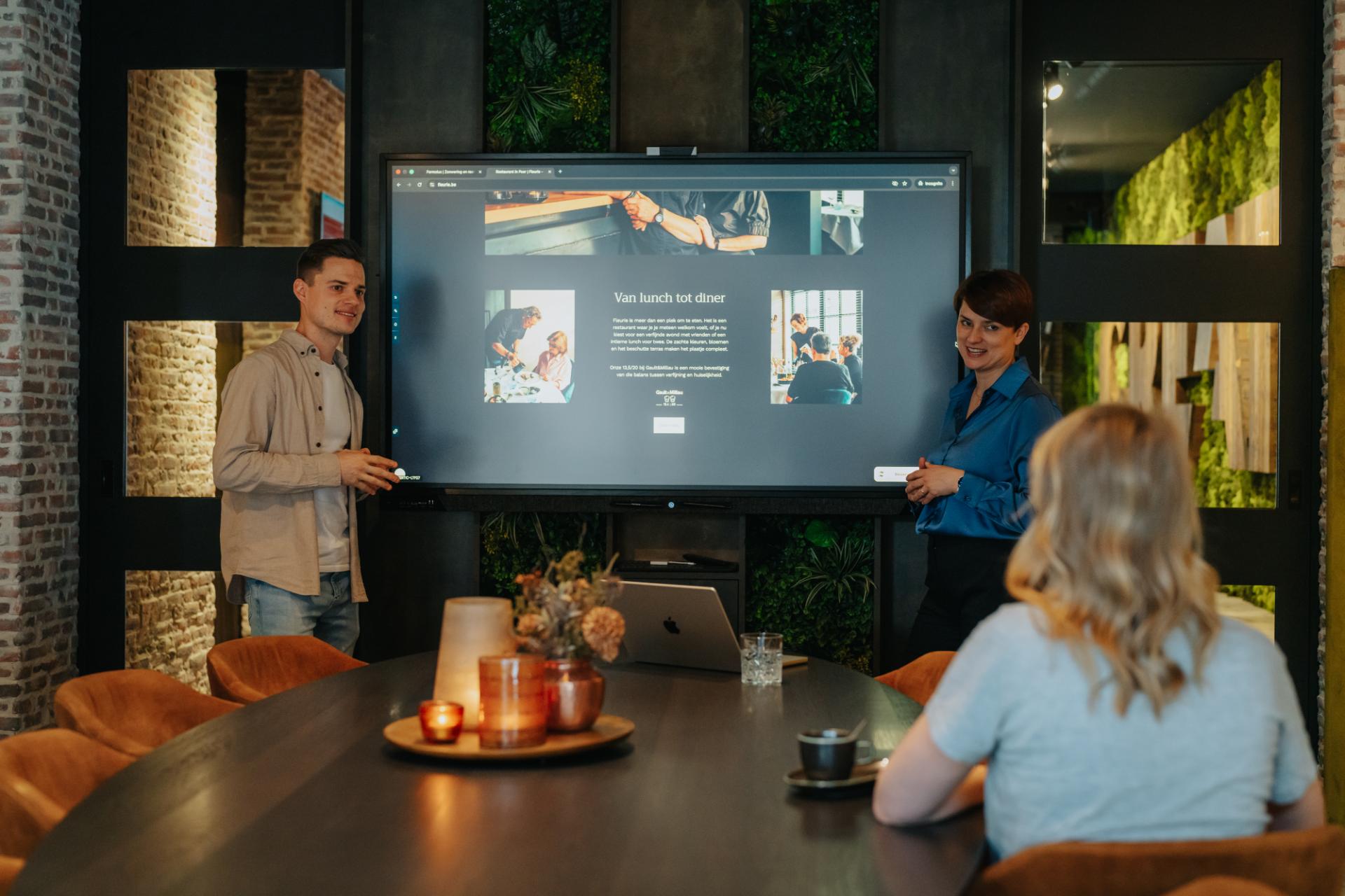 Presentatie van website concept aan klant op scherm