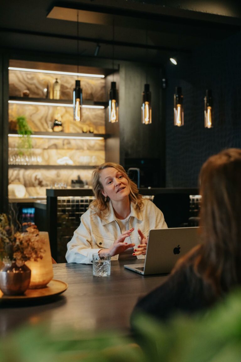 Webstrateeg van Creatic licht een websitestrategie toe aan een klant
