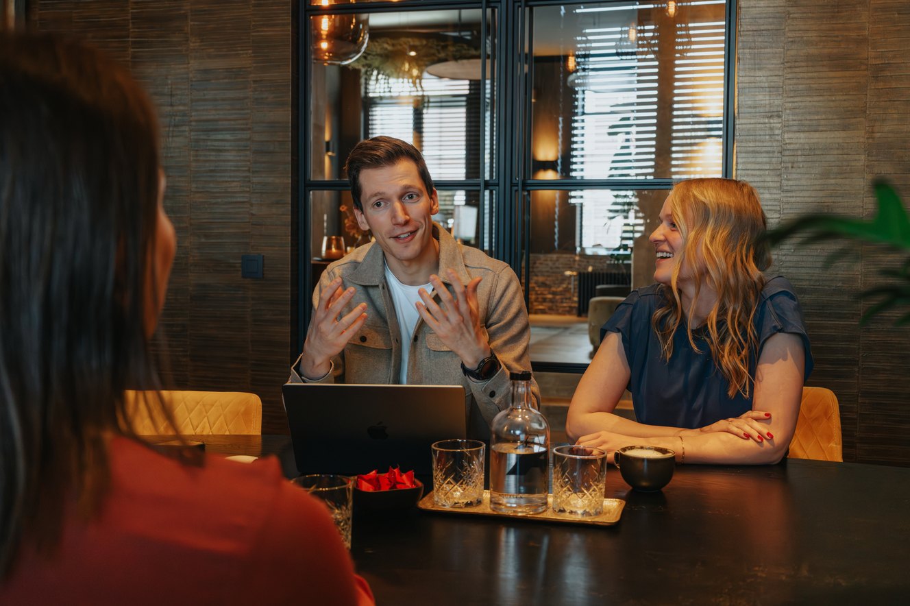 Een marketeer van Creatic in gesprek met een zaakvoerder