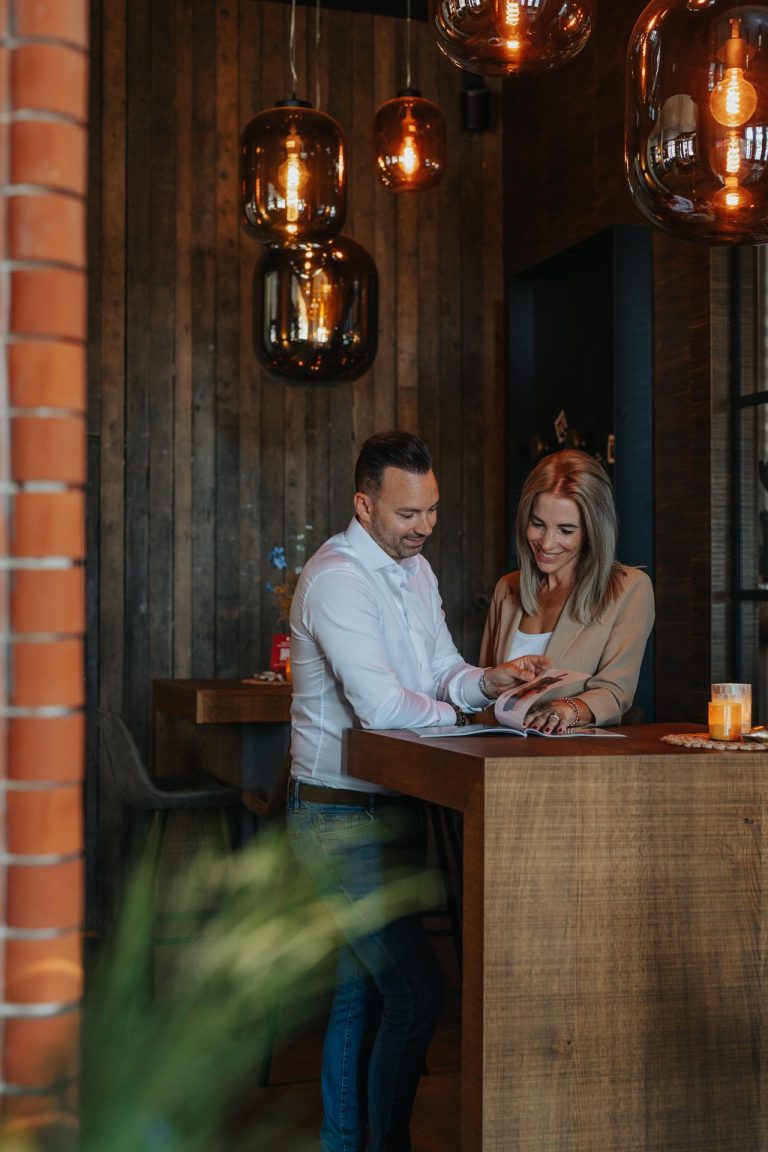 Rob en Babette van Creatic bekijken samen een brochure